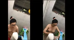 Quay lén nữ sinh nhà bên tắm