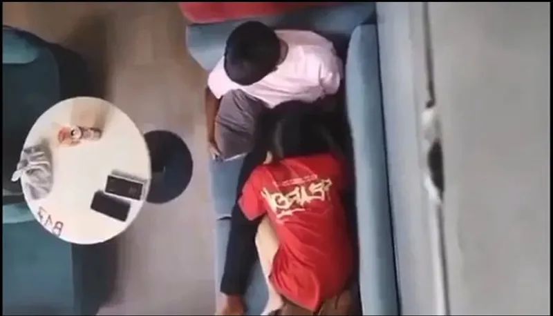 Quay lén con ghệ bú mút cho tình nhân nơi công cộng