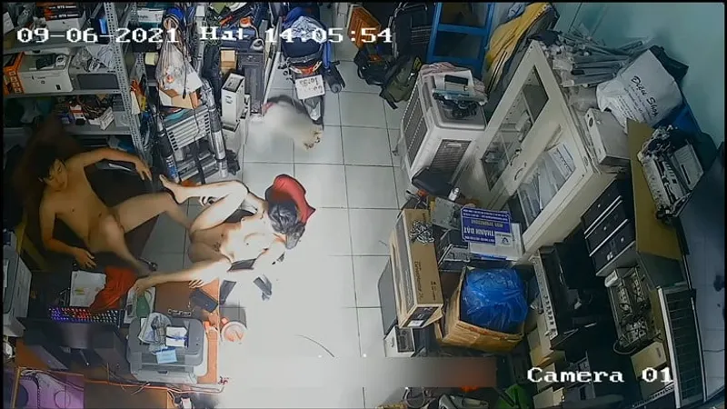 Vợ người chồng chịch nhau trong của hàng máy tính