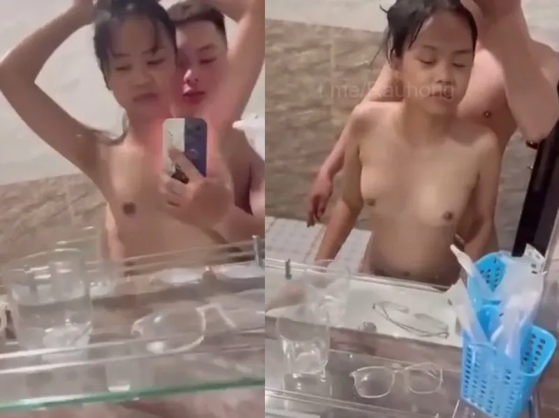 Dáng mảnh em cùng anh người yêu nắc trước gương quay kỉ niệm
